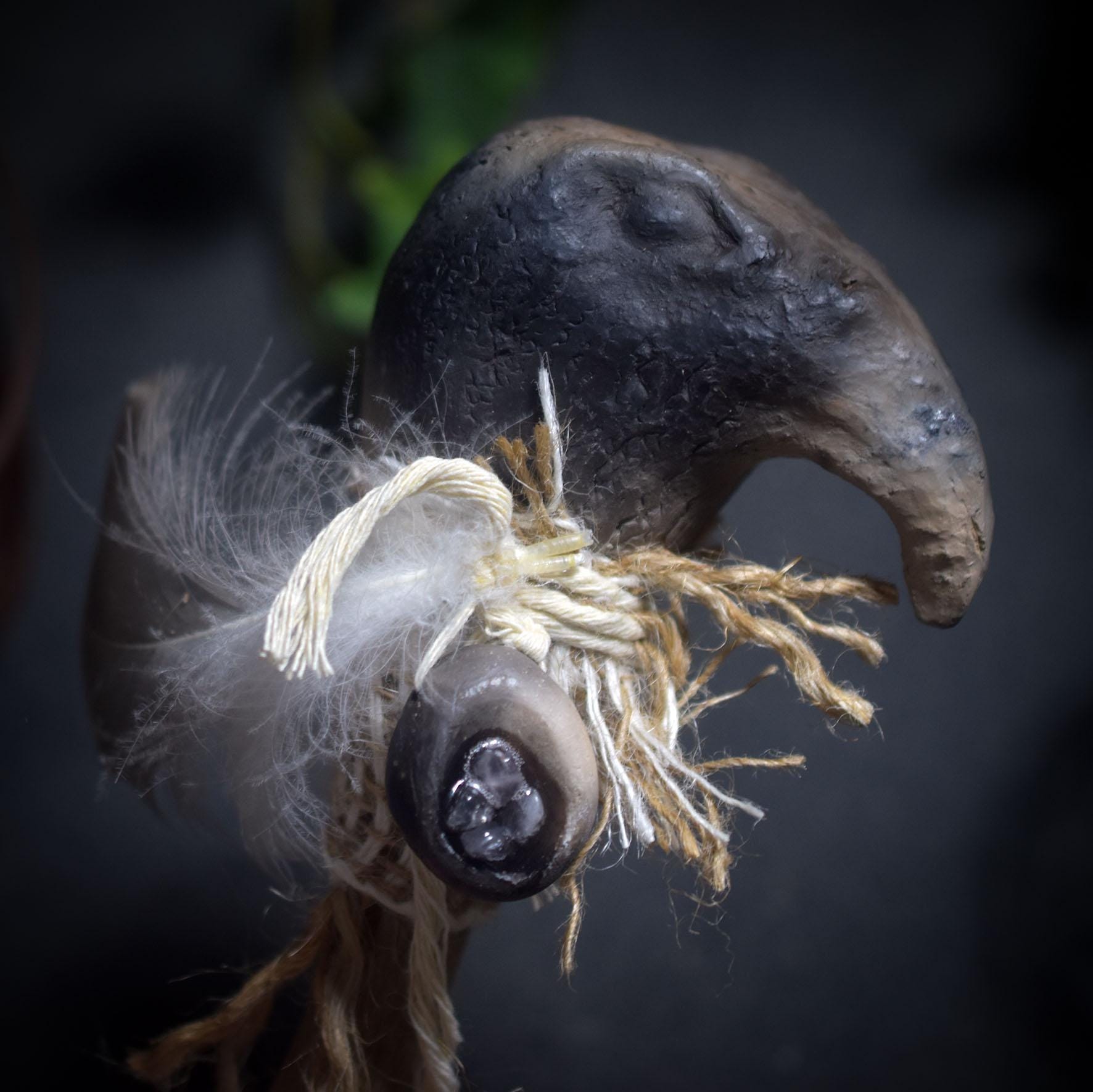 Ritualstab „Klarheit“ – Adlerkopf aus Ton mit Bergkristall, Jute und Schwanenfedern - Art.Nr.: RST035