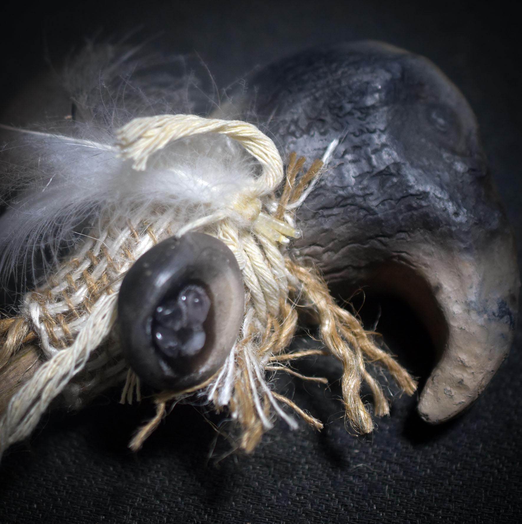 Ritualstab „Klarheit“ – Adlerkopf aus Ton mit Bergkristall, Jute und Schwanenfedern - Art.Nr.: RST035