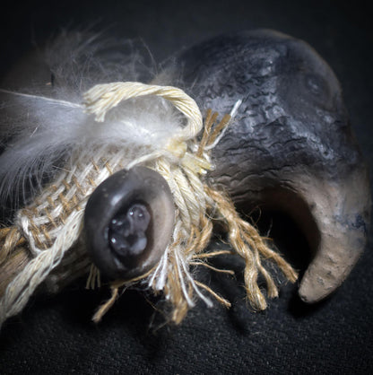 Ritualstab „Klarheit“ – Adlerkopf aus Ton mit Bergkristall, Jute und Schwanenfedern - Art.Nr.: RST035