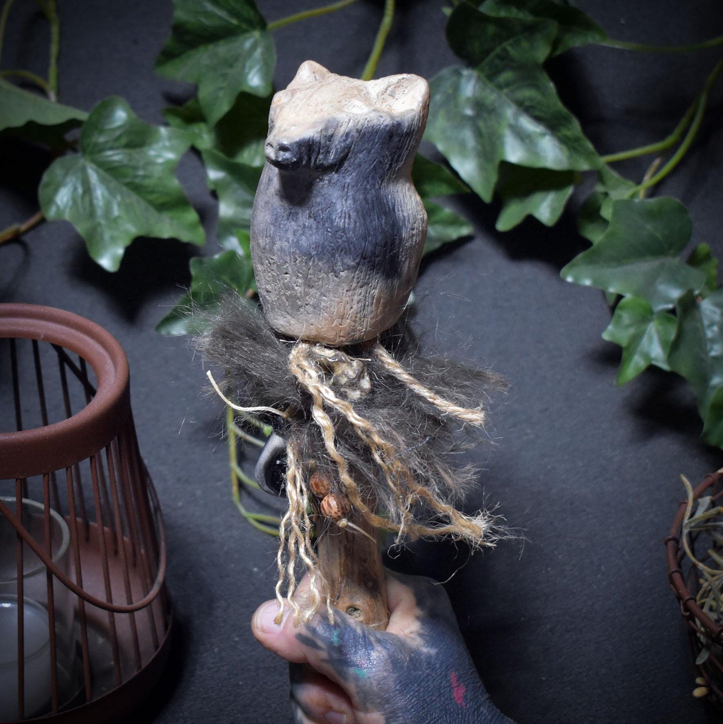 Ritualstab „Schutz“ – Wolfskopf aus Ton mit Obsidian, Hagstone und Jute - Art.Nr.: RST036