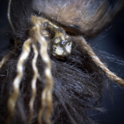 Ritualstab „Schutz“ – Wolfskopf aus Ton mit Obsidian, Hagstone und Jute - Art.Nr.: RST036