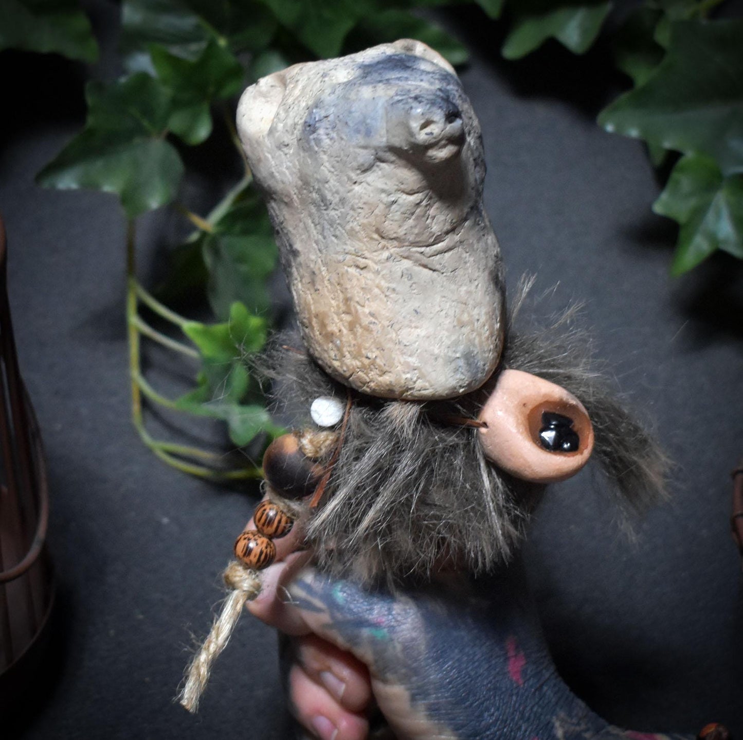 Ritualstab „Schutz“ – Bärenkopf aus Ton mit Obsidian, Stoßzahn und Kunstfell