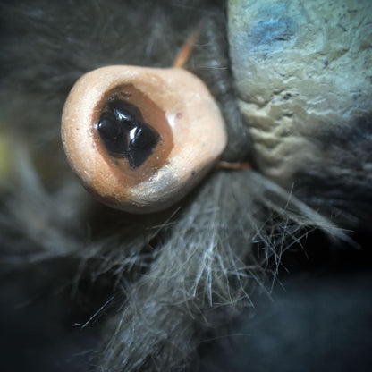 Ritualstab „Schutz“ – Bärenkopf aus Ton mit Obsidian, Stoßzahn und Kunstfell