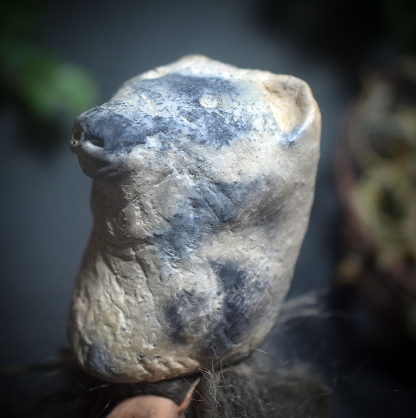 Ritualstab „Schutz“ – Bärenkopf aus Ton mit Obsidian, Stoßzahn und Kunstfell - Art.Nr.: RST037