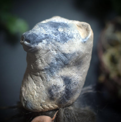 Ritualstab „Schutz“ – Bärenkopf aus Ton mit Obsidian, Stoßzahn und Kunstfell