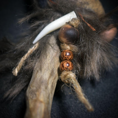 Ritualstab „Schutz“ – Bärenkopf aus Ton mit Obsidian, Stoßzahn und Kunstfell - Art.Nr.: RST037