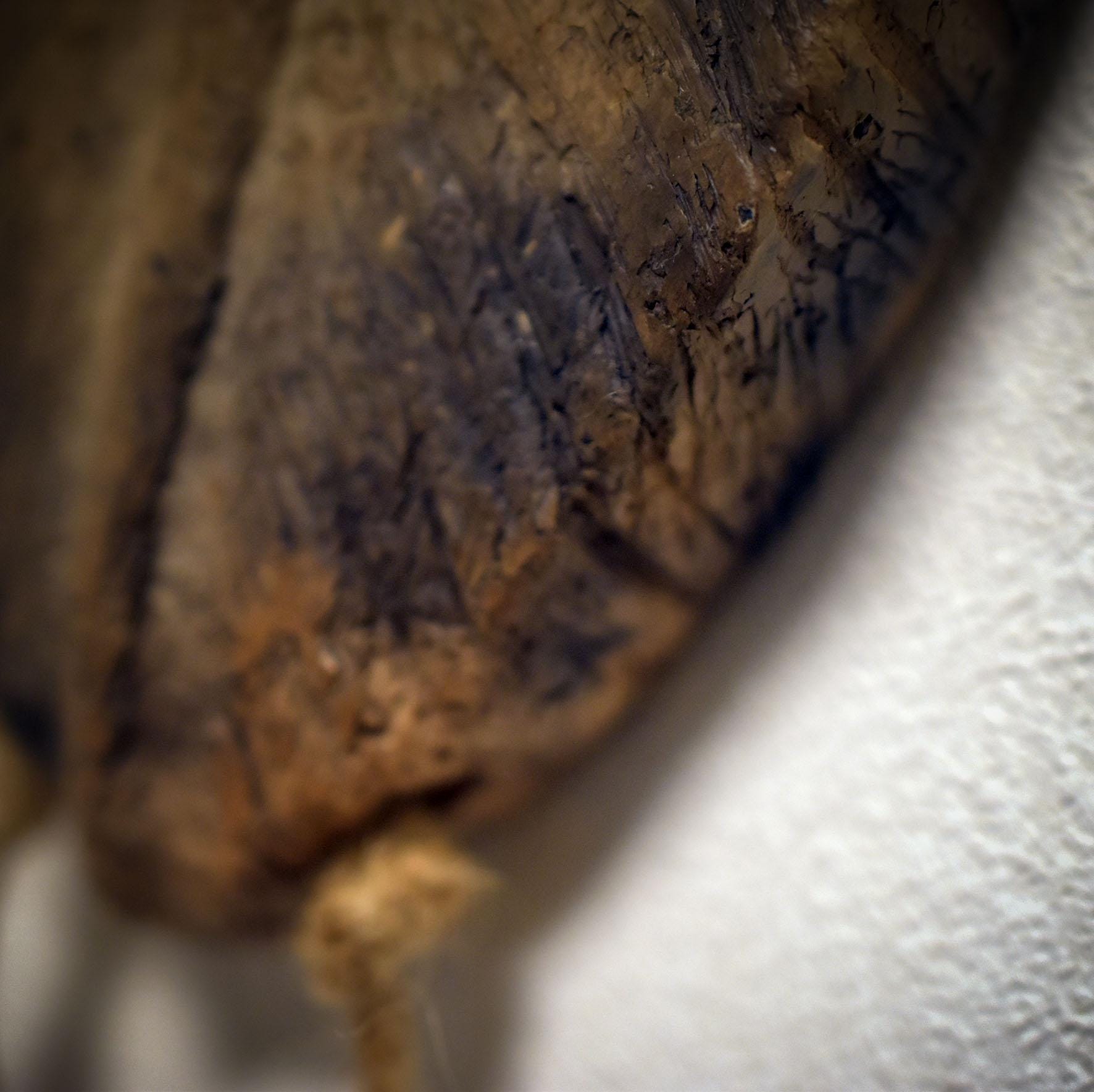 Spiritueller Adler aus traditionell gebranntem Ton – Wanddeko mit Federn & Glocke