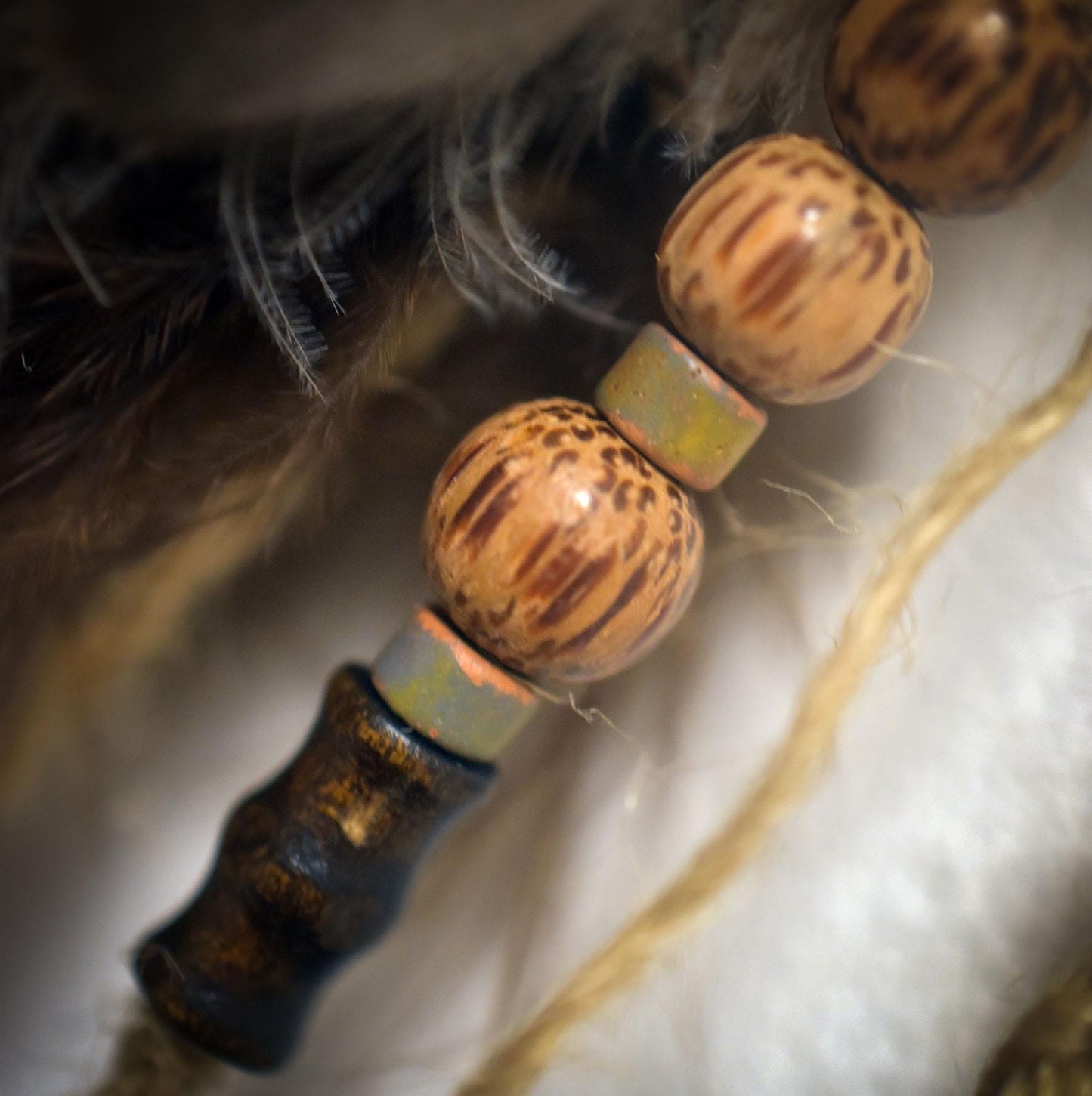 Spiritueller Adler aus traditionell gebranntem Ton – Wanddeko mit Federn & Glocke