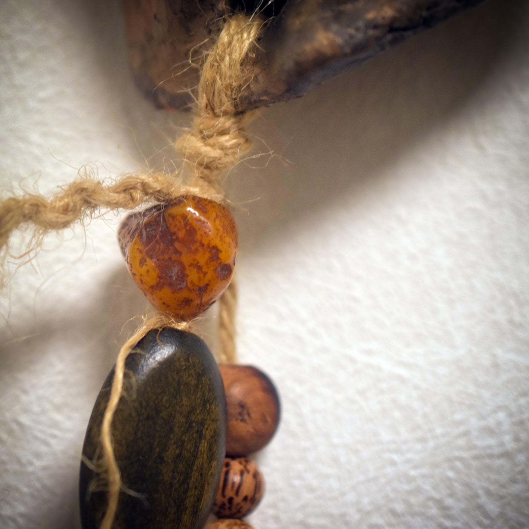 Wanddeko Fuchs – traditionelle Tonkunst mit Holzperlen und bernsteinartiger Harzperle - Art.Nr.: HEX028