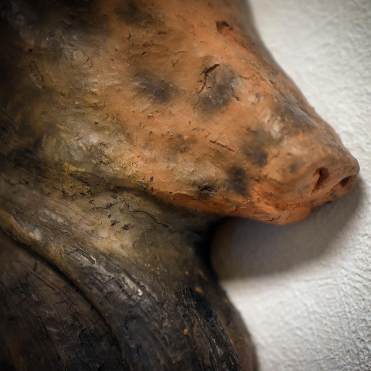 Wanddeko Fuchs – traditionelle Tonkunst mit Holzperlen und bernsteinartiger Harzperle