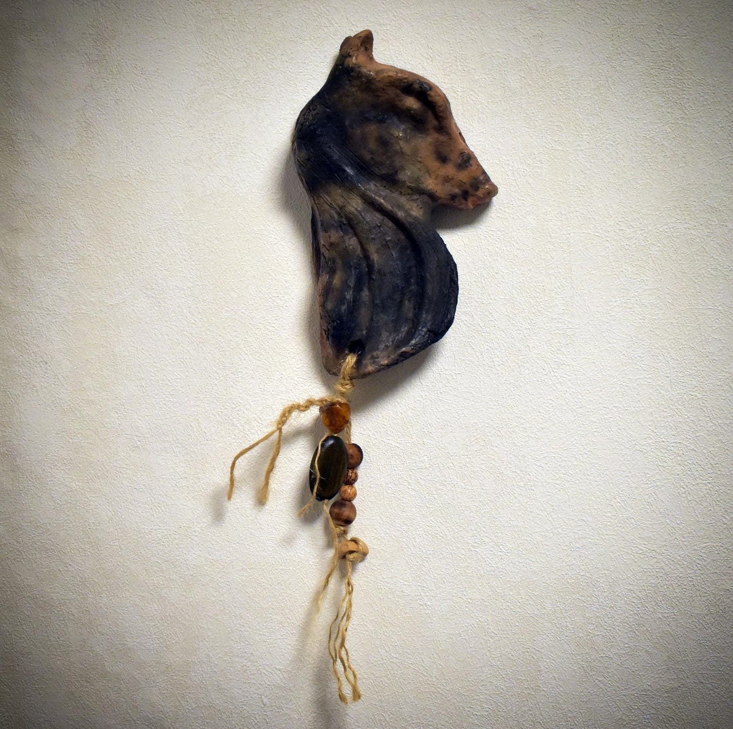 Wanddeko Fuchs – traditionelle Tonkunst mit Holzperlen und bernsteinartiger Harzperle - Art.Nr.: HEX028