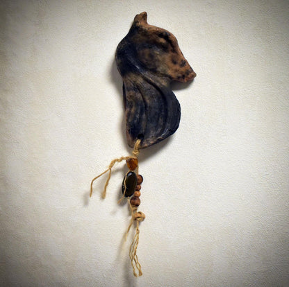 Wanddeko Fuchs – traditionelle Tonkunst mit Holzperlen und bernsteinartiger Harzperle