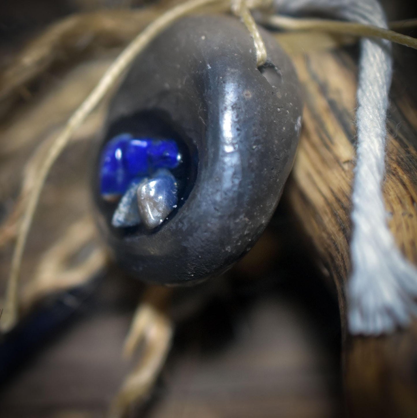 Hüterin des Neubeginns – Spirit Doll aus traditionell gebranntem Ton, Birkenrinde, Wolle & Salbei - Art.Nr.: SDO013