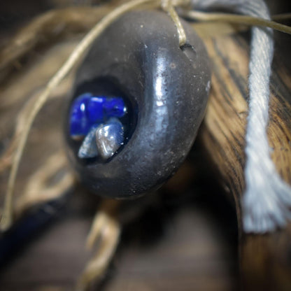 Hüterin des Neubeginns – Spirit Doll aus traditionell gebranntem Ton, Birkenrinde, Wolle & Salbei - Art.Nr.: SDO013