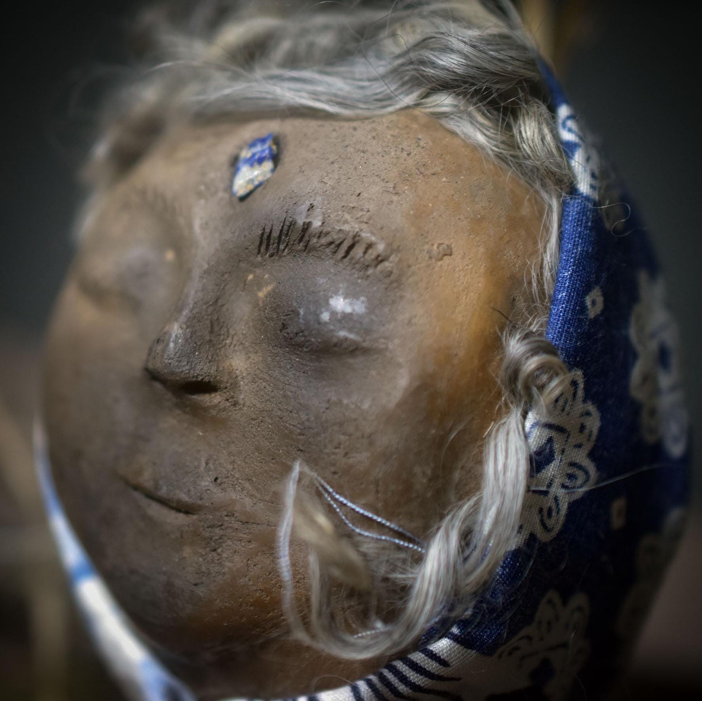 Hüterin des Neubeginns – Spirit Doll aus traditionell gebranntem Ton, Birkenrinde, Wolle & Salbei - Art.Nr.: SDO013