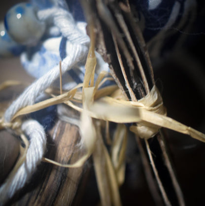 Hüterin des Neubeginns – Spirit Doll aus traditionell gebranntem Ton, Birkenrinde, Wolle & Salbei - Art.Nr.: SDO013