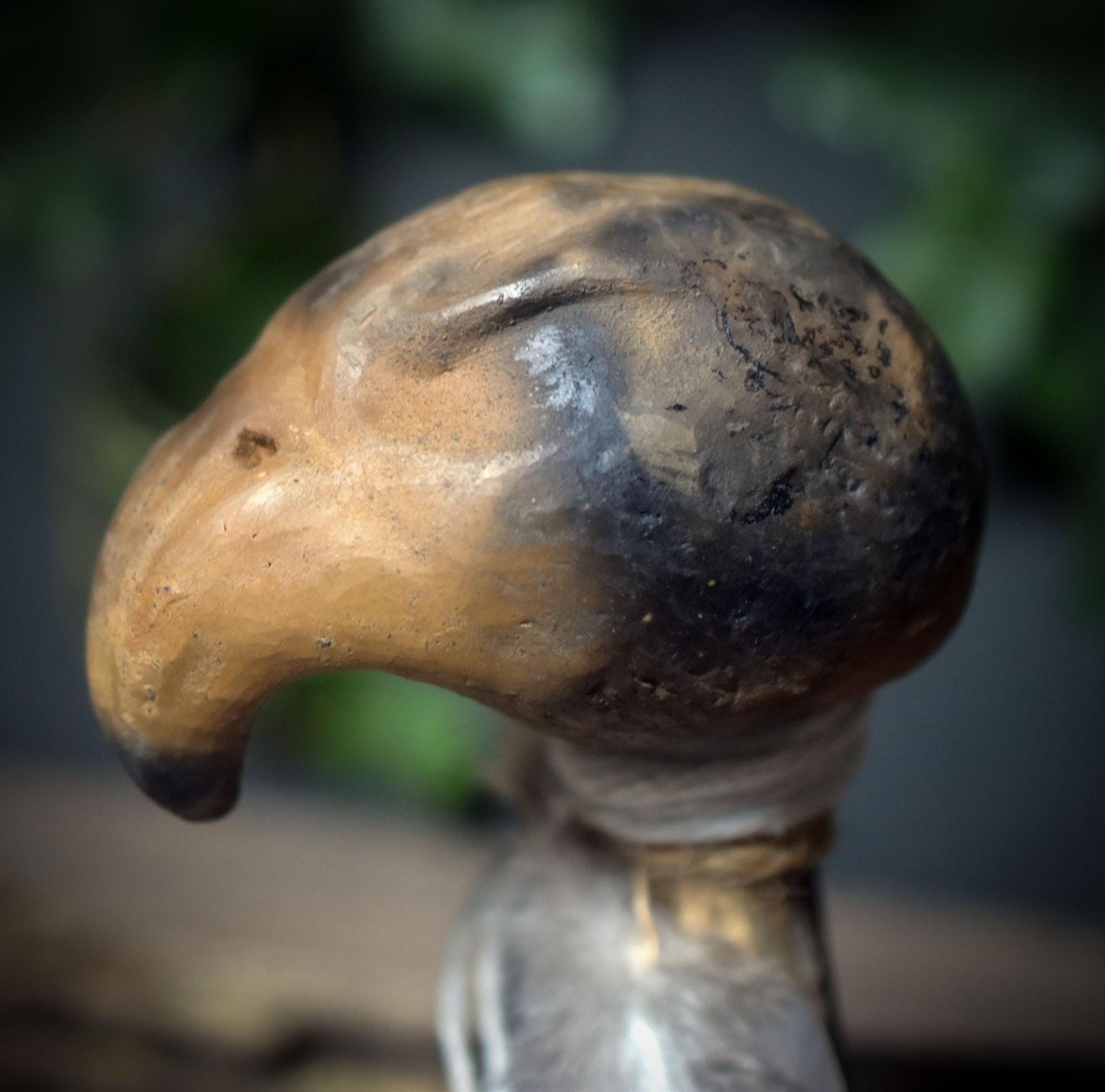 Ritualstab Klarheit – Adlerkopf aus traditionell gebranntem Ton mit Bergkristall - Art.Nr.: RST029