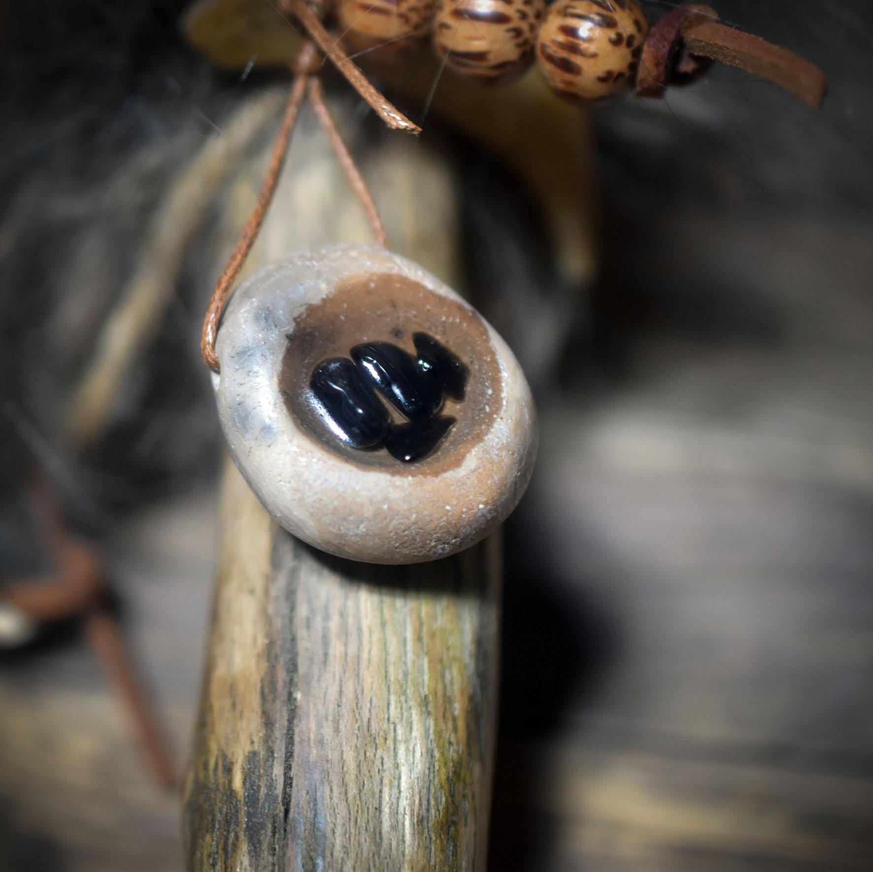 Ritualstab Schutz – Bärenkopf aus traditionell gebranntem Ton, kraftvoll & erdig - Art.Nr.: RST030
