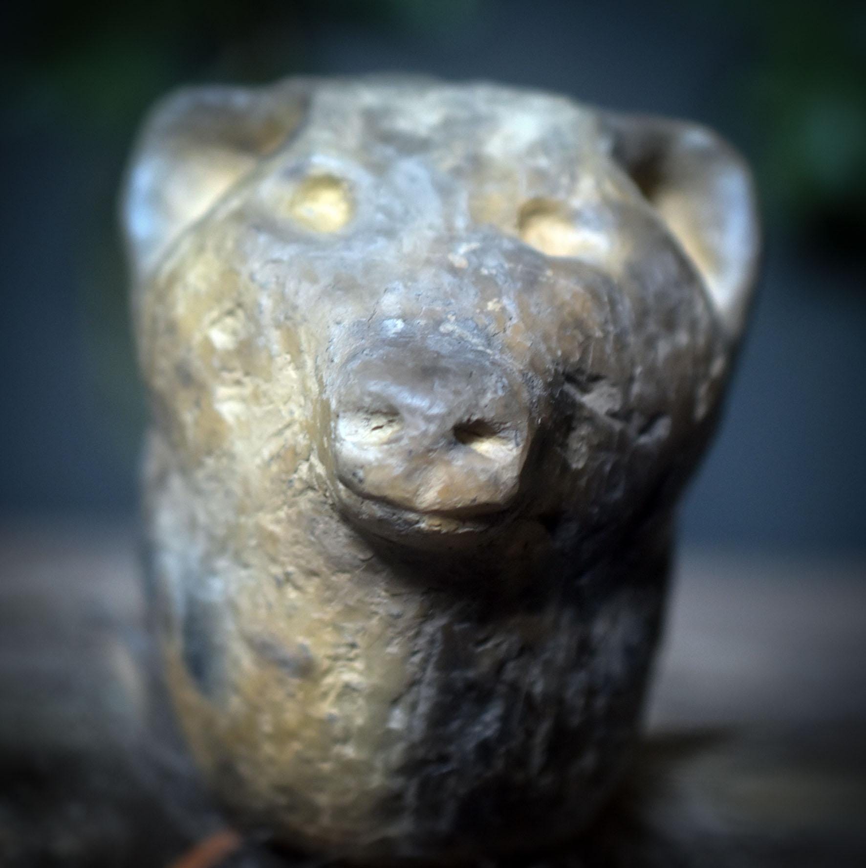 Ritualstab Schutz – Bärenkopf aus traditionell gebranntem Ton, kraftvoll & erdig - Art.Nr.: RST030