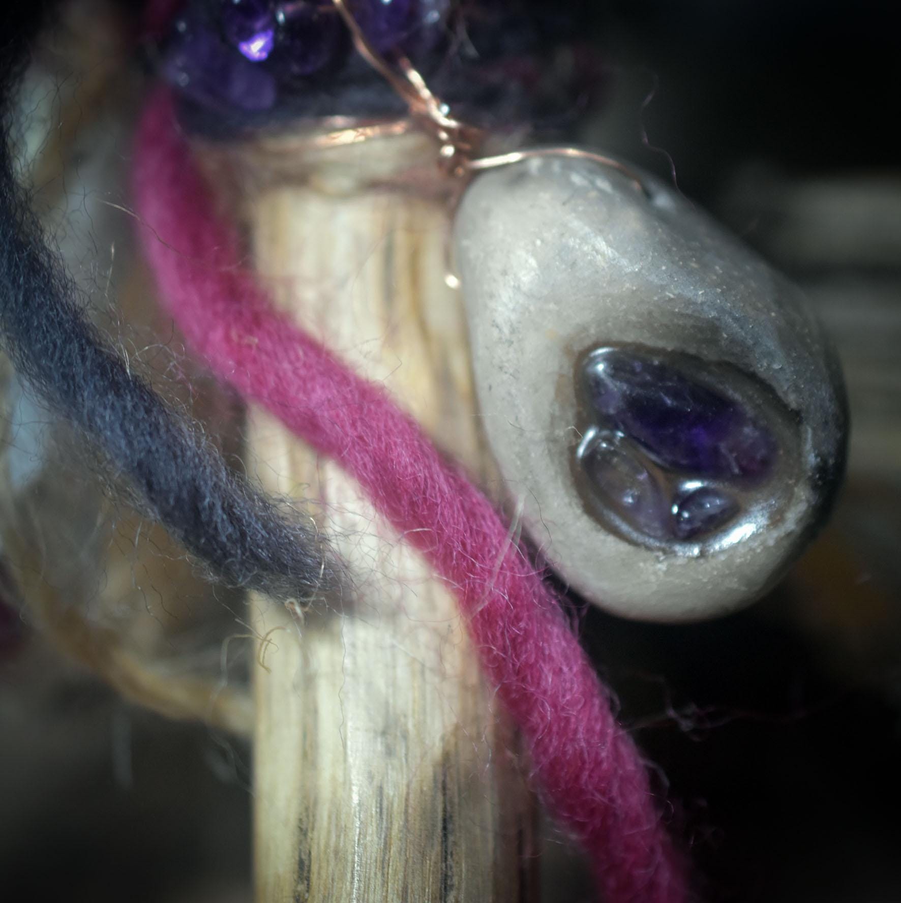 Ritualstab Intuition – Eule aus traditionell gebranntem Ton mit Amethyst & Kupfer - Art.Nr.: RST031