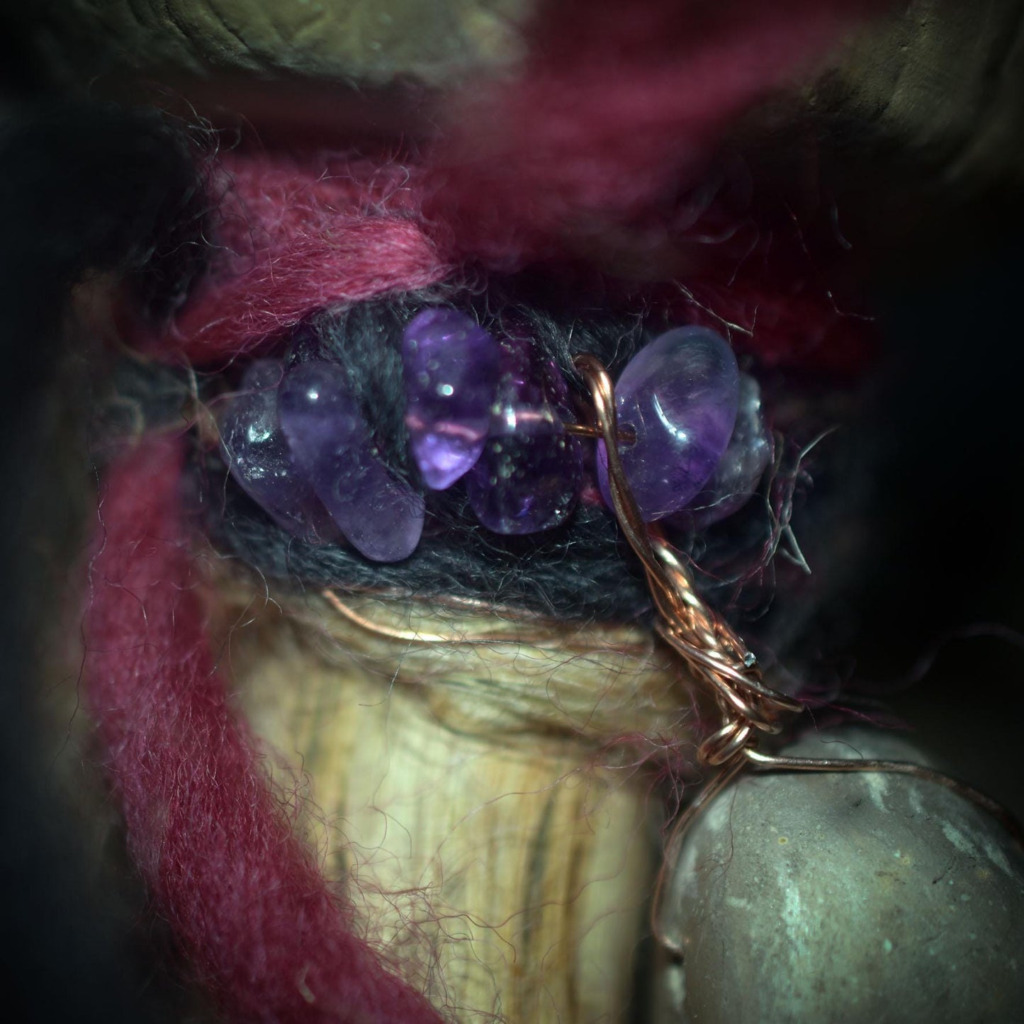 Ritualstab Intuition – Eule aus traditionell gebranntem Ton mit Amethyst & Kupfer - Art.Nr.: RST031