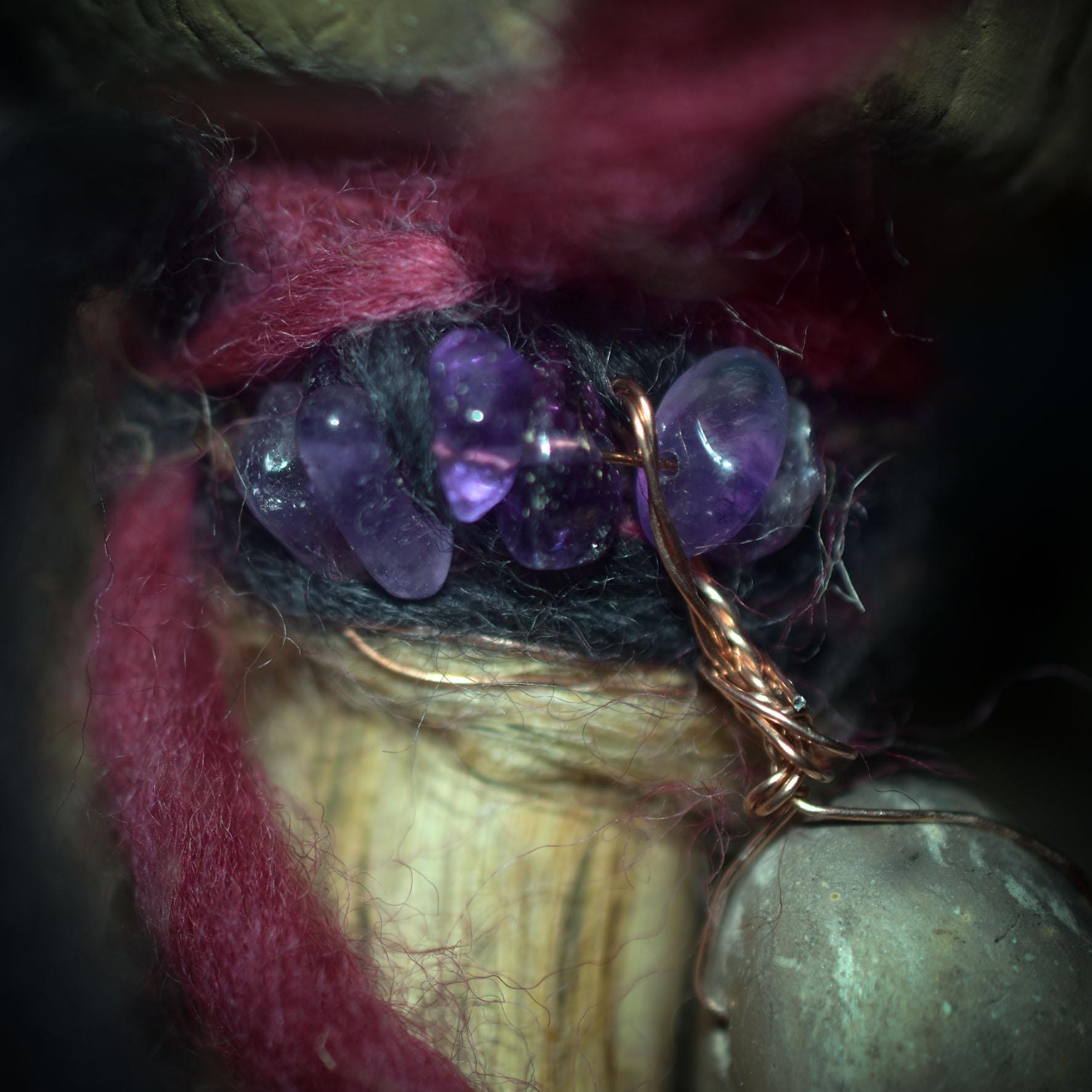 Ritualstab Intuition – Eule aus traditionell gebranntem Ton mit Amethyst & Kupfer - Art.Nr.: RST031