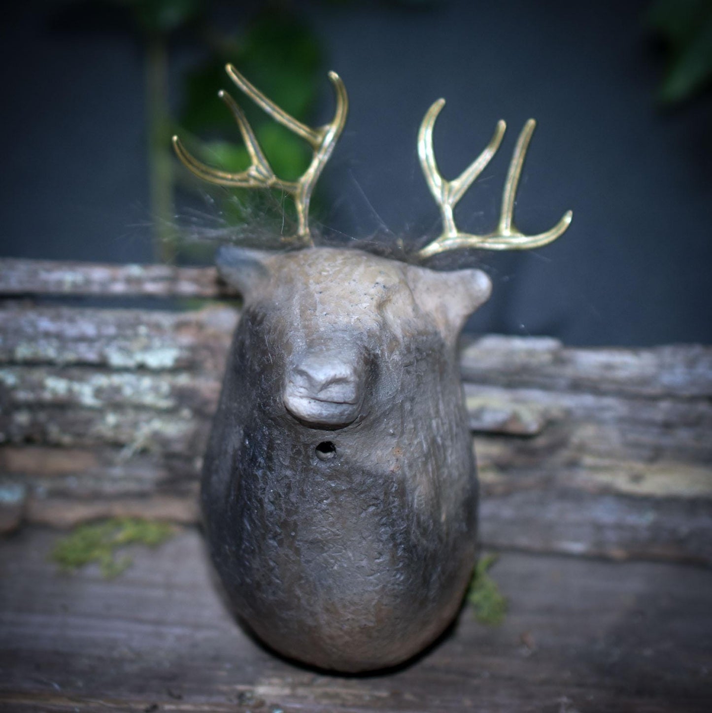 Schamanische Handrassel Hirsch – Klangkörper aus traditionell gebranntem Ton für Rituale - Art.Nr.: SRA052