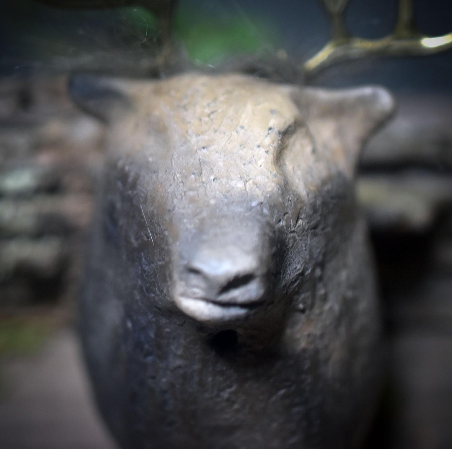 Schamanische Handrassel Hirsch – Klangkörper aus traditionell gebranntem Ton für Rituale - Art.Nr.: SRA052