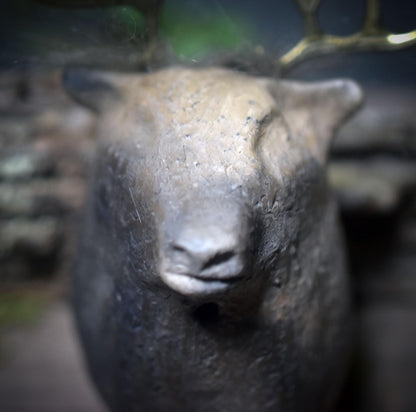 Schamanische Handrassel Hirsch – Klangkörper aus traditionell gebranntem Ton für Rituale - Art.Nr.: SRA052