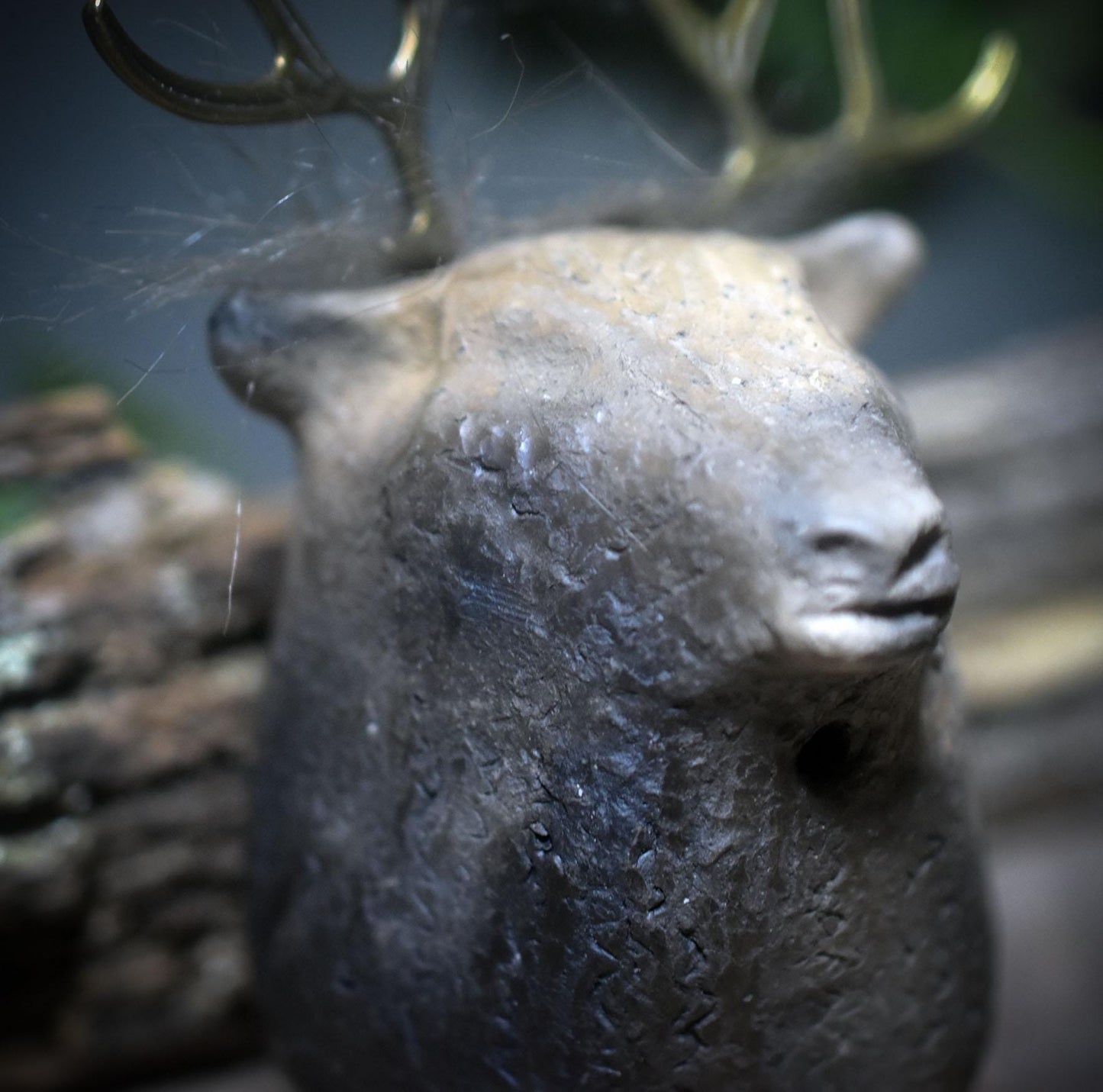 Schamanische Handrassel Hirsch – Klangkörper aus traditionell gebranntem Ton für Rituale - Art.Nr.: SRA052