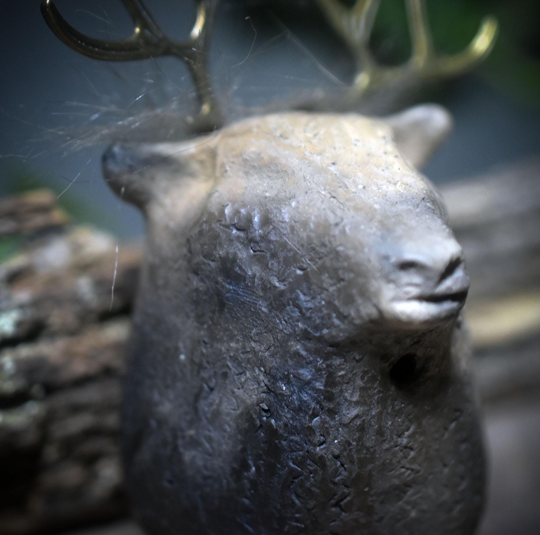 Schamanische Handrassel Hirsch – Klangkörper aus traditionell gebranntem Ton für Rituale - Art.Nr.: SRA052