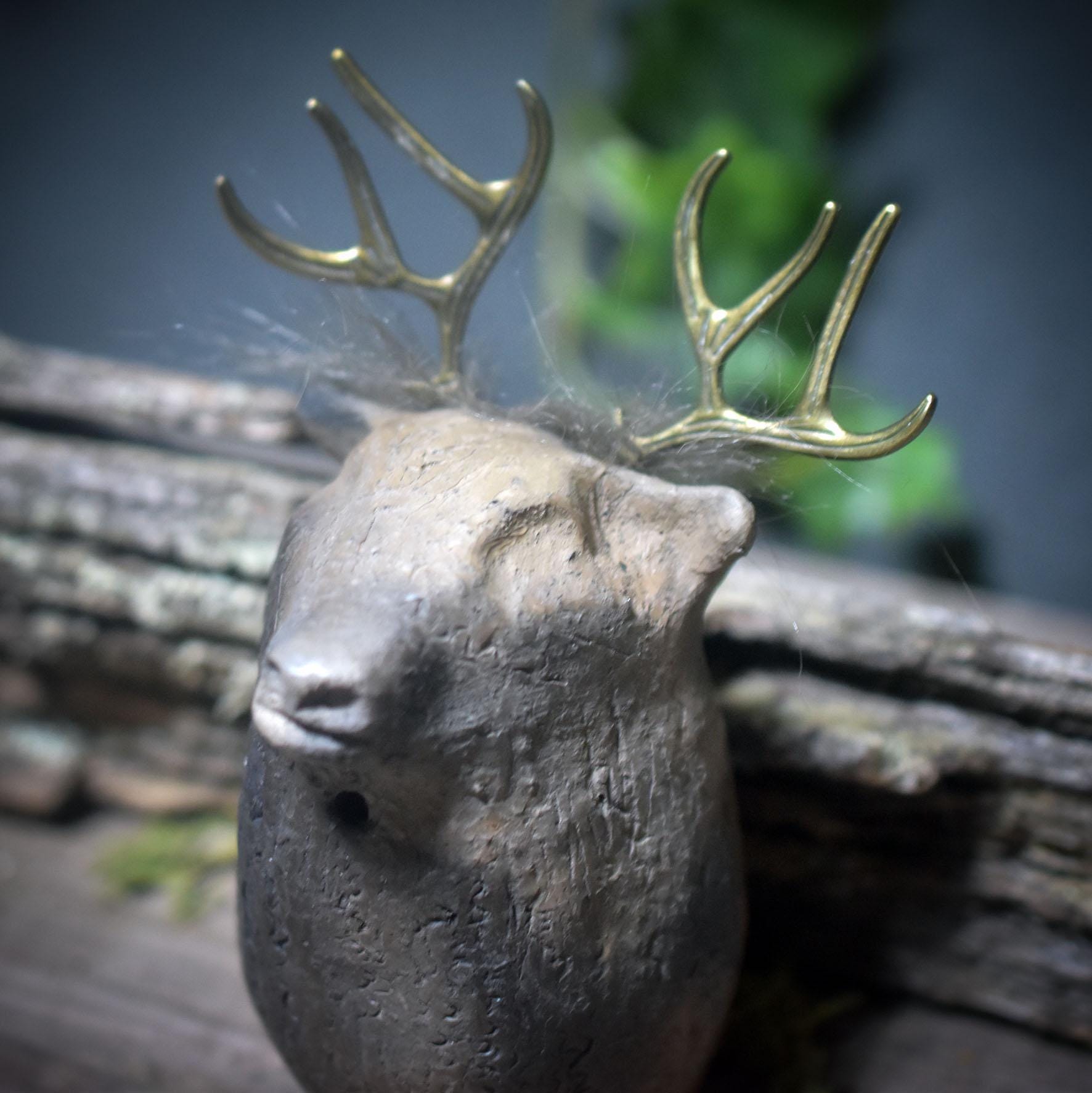 Schamanische Handrassel Hirsch – Klangkörper aus traditionell gebranntem Ton für Rituale - Art.Nr.: SRA052