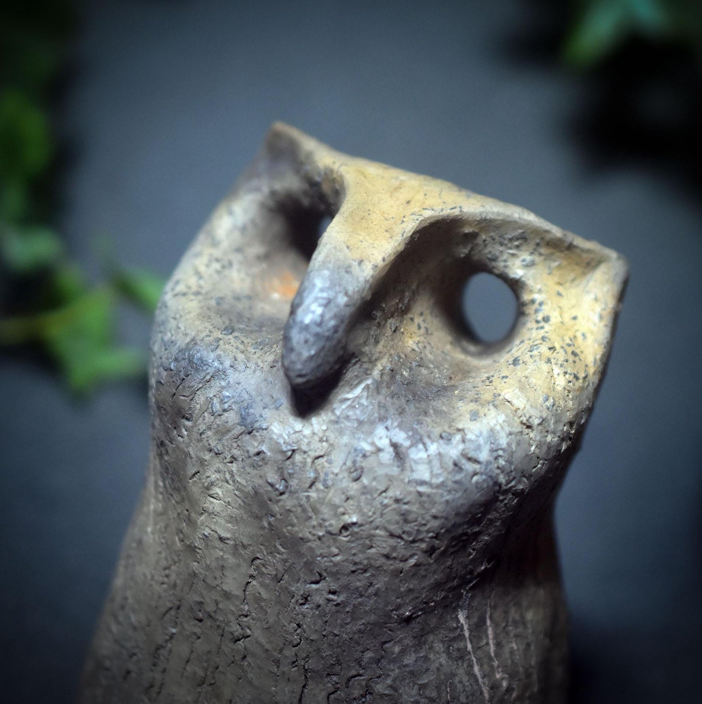 Archaische Eule aus Rauchbrand-Ton – Hüterin der Nachtweisheit - Art.Nr.: SKU168