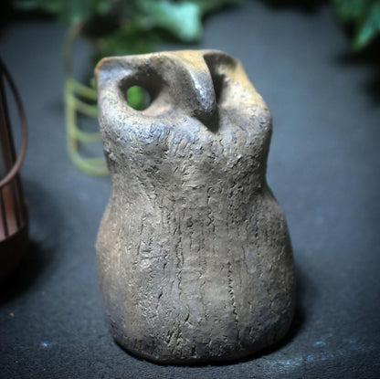 Archaische Eule aus Rauchbrand-Ton – Hüterin der Nachtweisheit