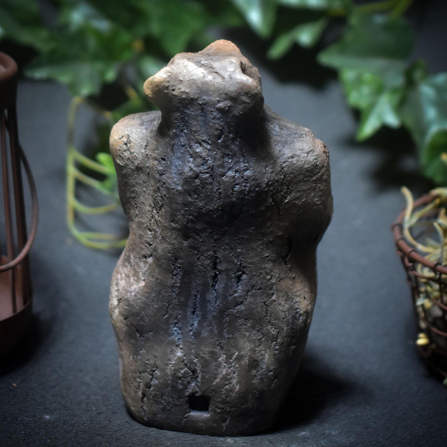 Archaische Bärenmutter – schamanische Krafttier-Skulptur aus Rauchbrand-Ton