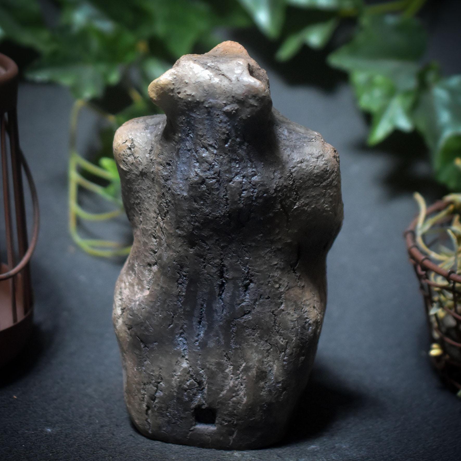 Archaische Bärenmutter – schamanische Krafttier-Skulptur aus Rauchbrand-Ton