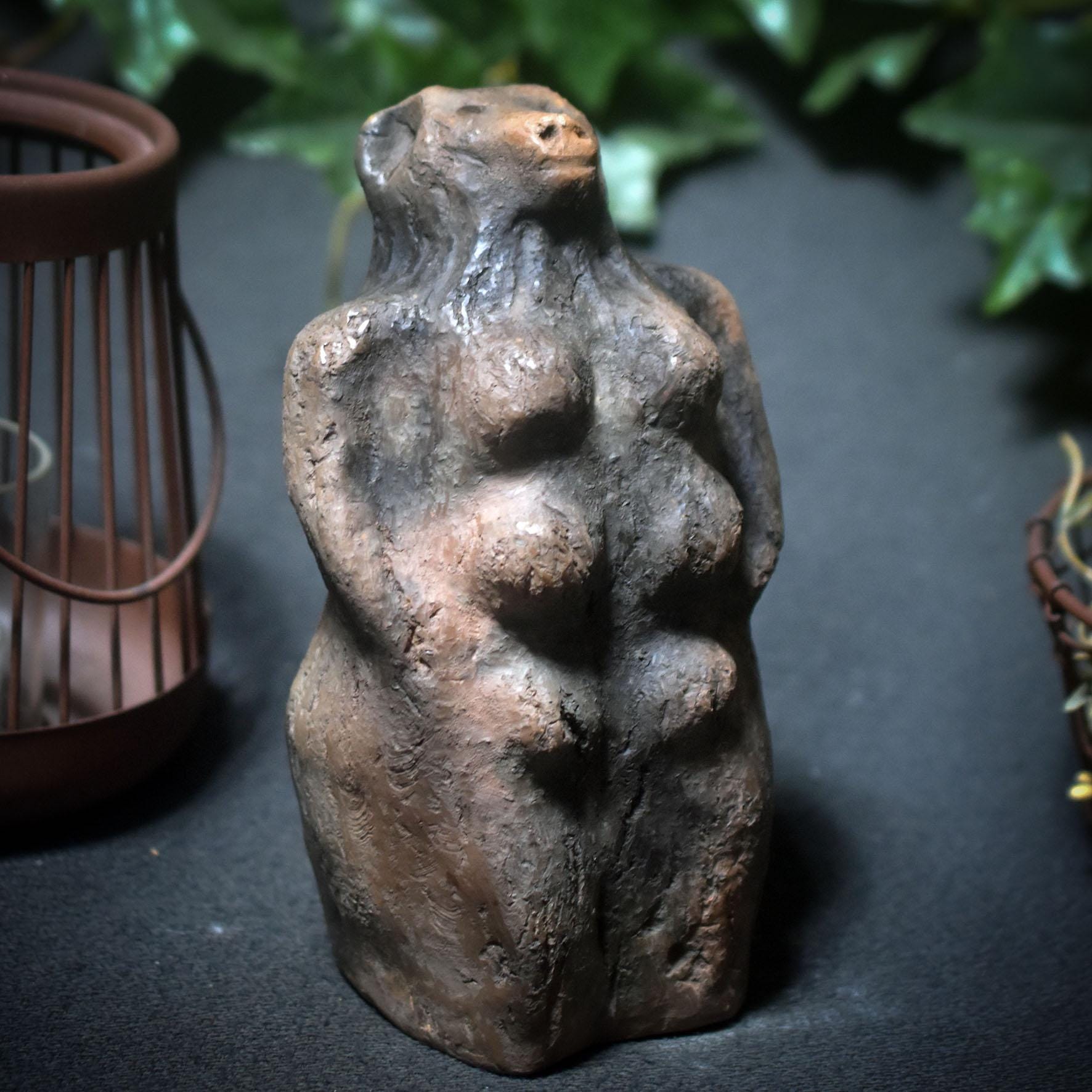 Archaische Bärenmutter – schamanische Krafttier-Skulptur aus Rauchbrand-Ton - Art.Nr.: SKU169