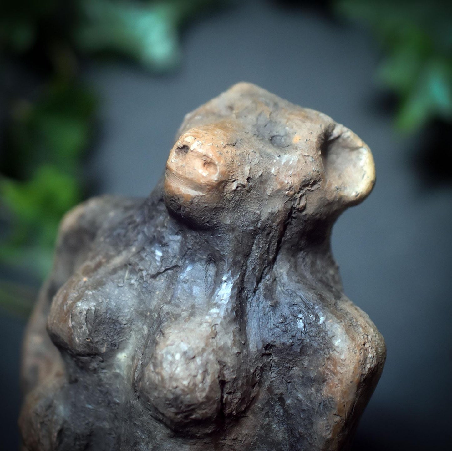 Archaische Bärenmutter – schamanische Krafttier-Skulptur aus Rauchbrand-Ton - Art.Nr.: SKU169