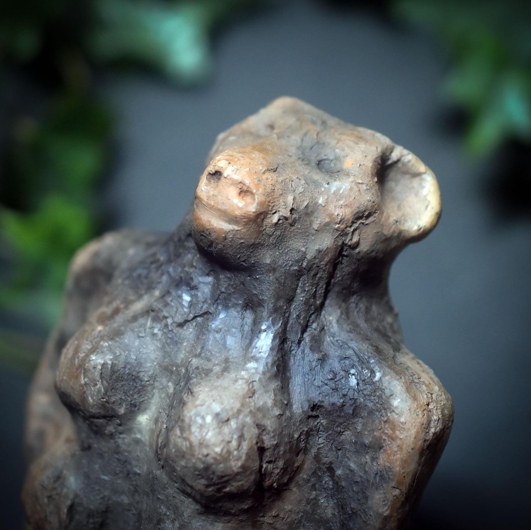 Archaische Bärenmutter – schamanische Krafttier-Skulptur aus Rauchbrand-Ton - Art.Nr.: SKU169