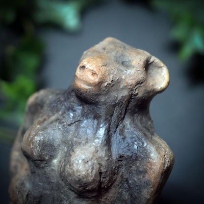 Archaische Bärenmutter – schamanische Krafttier-Skulptur aus Rauchbrand-Ton - Art.Nr.: SKU169