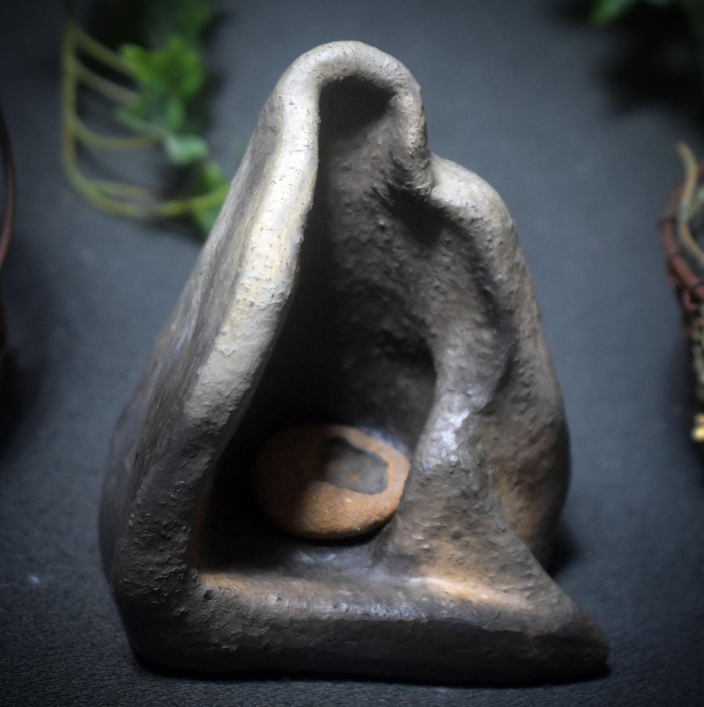 Archaische Skulptur einer Frau mit Limonit – Rauchbrand-Skulptur mit Licht und Wandel