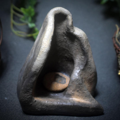 Archaische Skulptur einer Frau mit Limonit – Rauchbrand-Skulptur mit Licht und Wandel