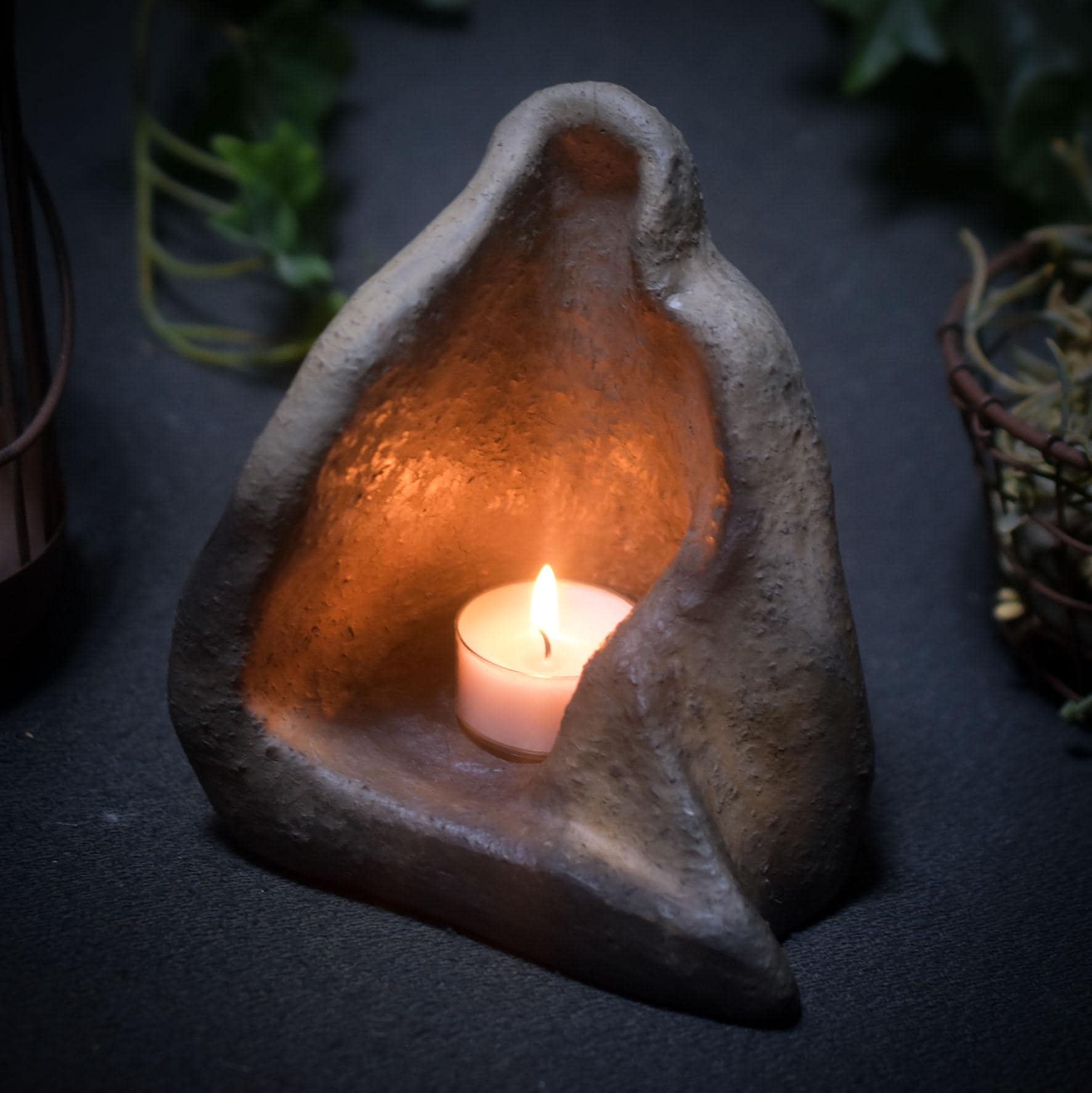 Urgöttin Skulptur Ton, Erdmutter Teelichthalter mit Limonit, archaische Frauenfigur, spirituelle Altar Deko handgemacht SKU170