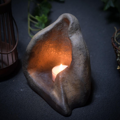 Archaische Skulptur einer Frau mit Limonit – Rauchbrand-Skulptur mit Licht und Wandel