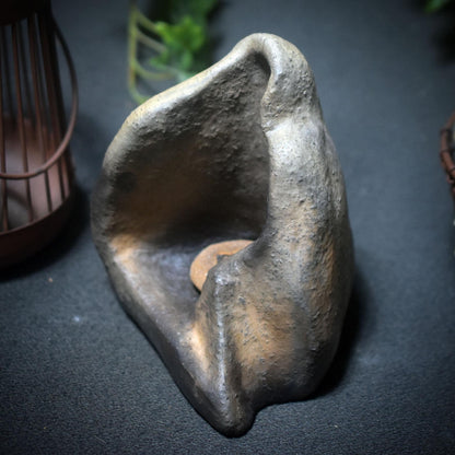 Archaische Skulptur einer Frau mit Limonit – Rauchbrand-Skulptur mit Licht und Wandel