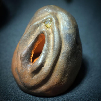 Archaisches Yoni Objekt – Rauchbrandkunst mit Citrin und innerem Licht - Art.Nr.: TKH015