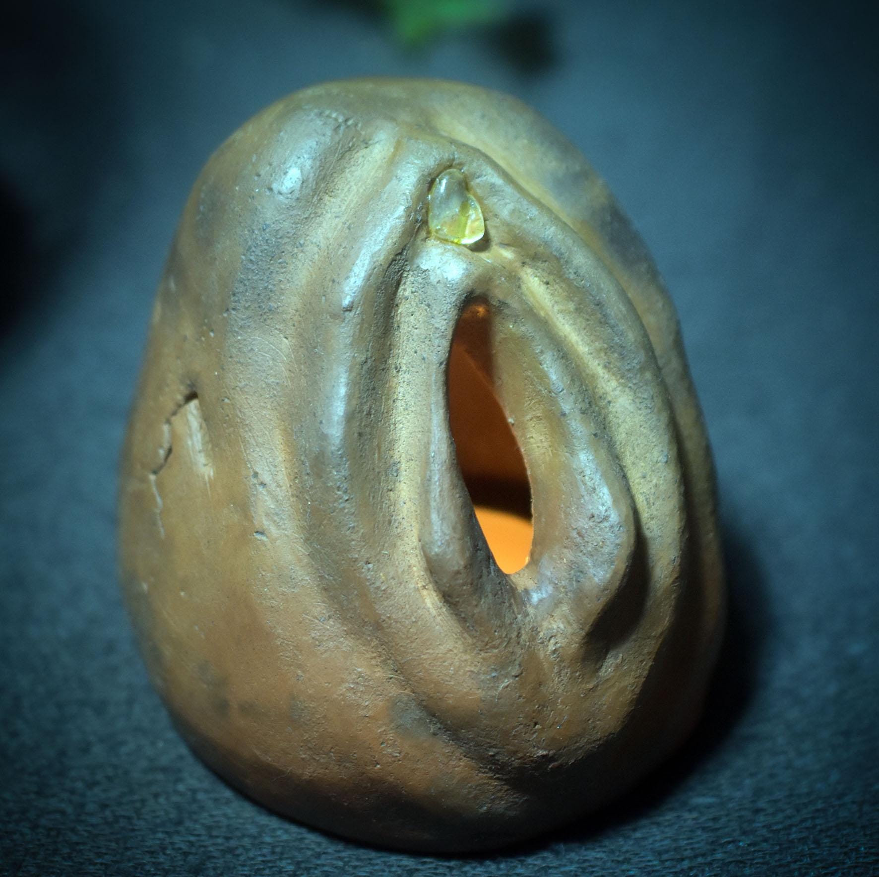 Archaisches Yoni Objekt – Rauchbrandkunst mit Citrin und innerem Licht - Art.Nr.: TKH015