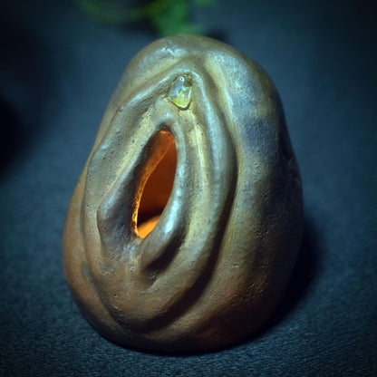 Archaisches Yoni Objekt – Rauchbrandkunst mit Citrin und innerem Licht - Art.Nr.: TKH015