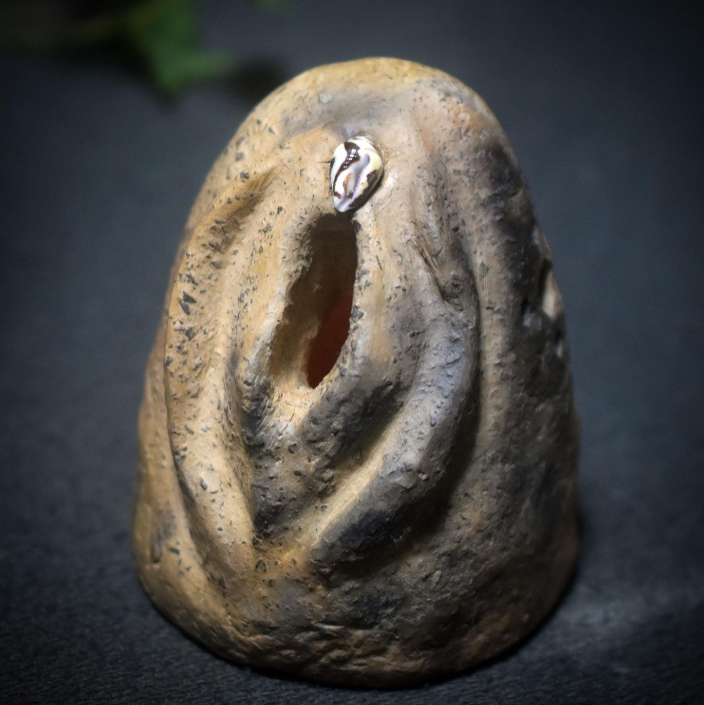 Archaisches Yoni Objekt – Rauchbrandkunst mit Muschel und innerem Licht - Art.Nr.: TKH016