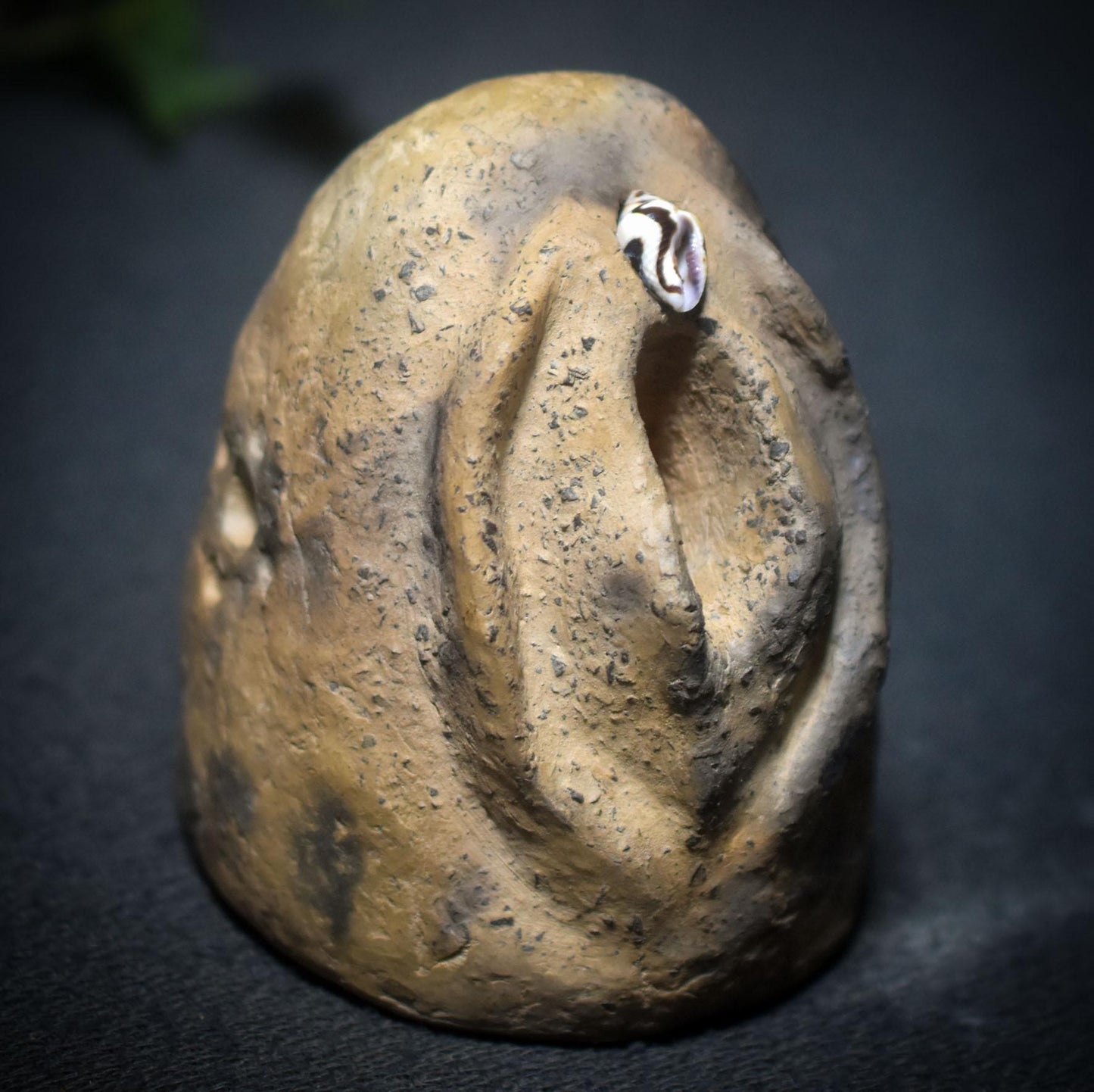 Archaisches Yoni Objekt – Rauchbrandkunst mit Muschel und innerem Licht - Art.Nr.: TKH016